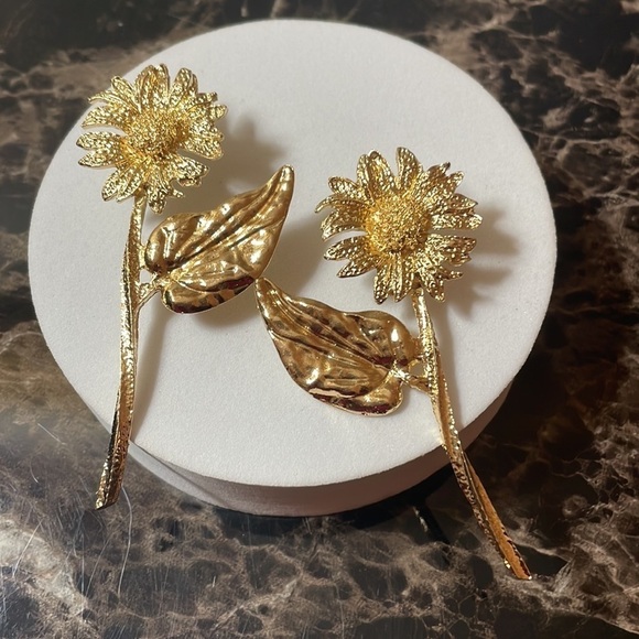 Daisy Flower Gold Earrings - Picture 8 of 16